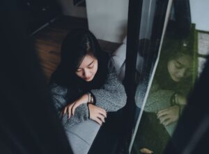 wanita menangis karena sayang