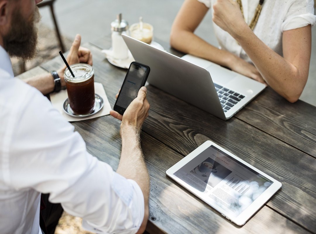 Finding Related Discussions and Communities Online